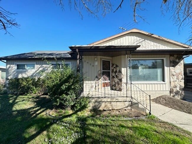 Building Photo - Beautiful 6 bedroom 2 bathroom home is a m...