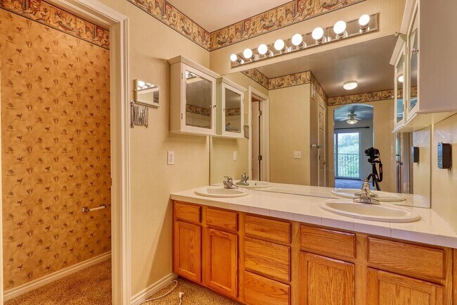 Building Photo - 6697 S Forest Way