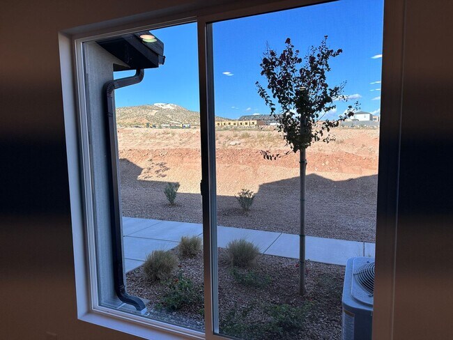 Building Photo - Dog Friendly! 3 Bedroom 2 Bathroom Townhom...