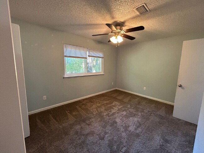 Building Photo - 2BR/1.5BA Townhouse Apartment Conveniently Located!