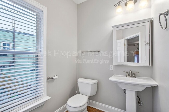 Building Photo - 2122 E Marshall St