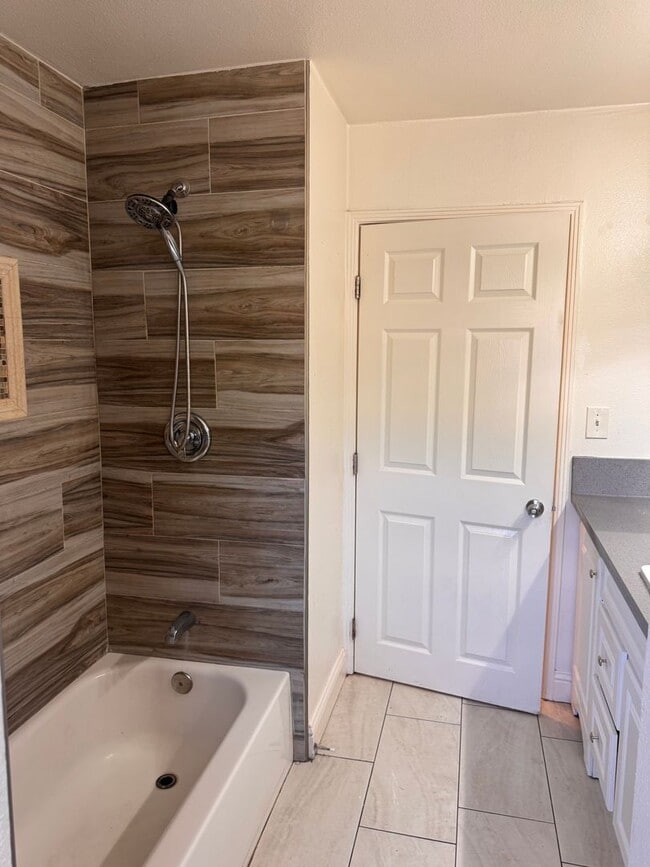 Building Photo - Beautifully Updated 4/2 in Old Fig