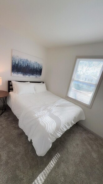 Building Photo - 2355 Oakwood Manor Dr
