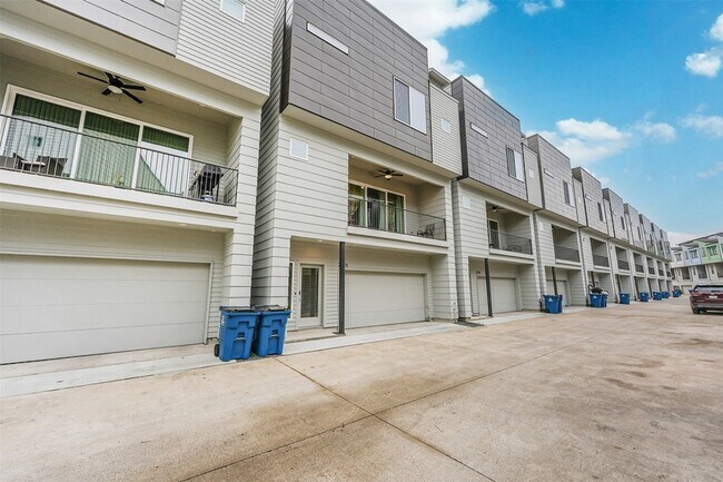 Building Photo - 2136 Dennis St