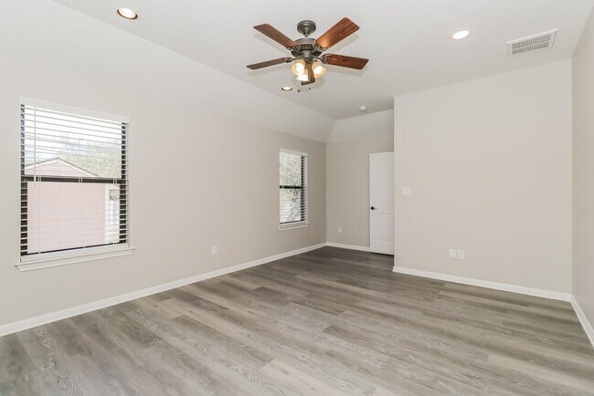 Building Photo - 701 Algerita Dr