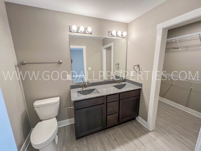 Building Photo - 4-Bedroom, 3.5-Bath Home with Walkout Finished Basement in Norwalk