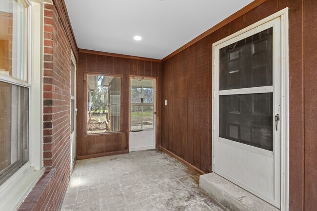 Building Photo - 223 N Dellwood Ave