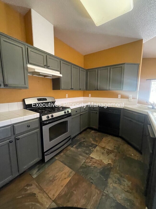 Building Photo - 1308 Fairway Dr