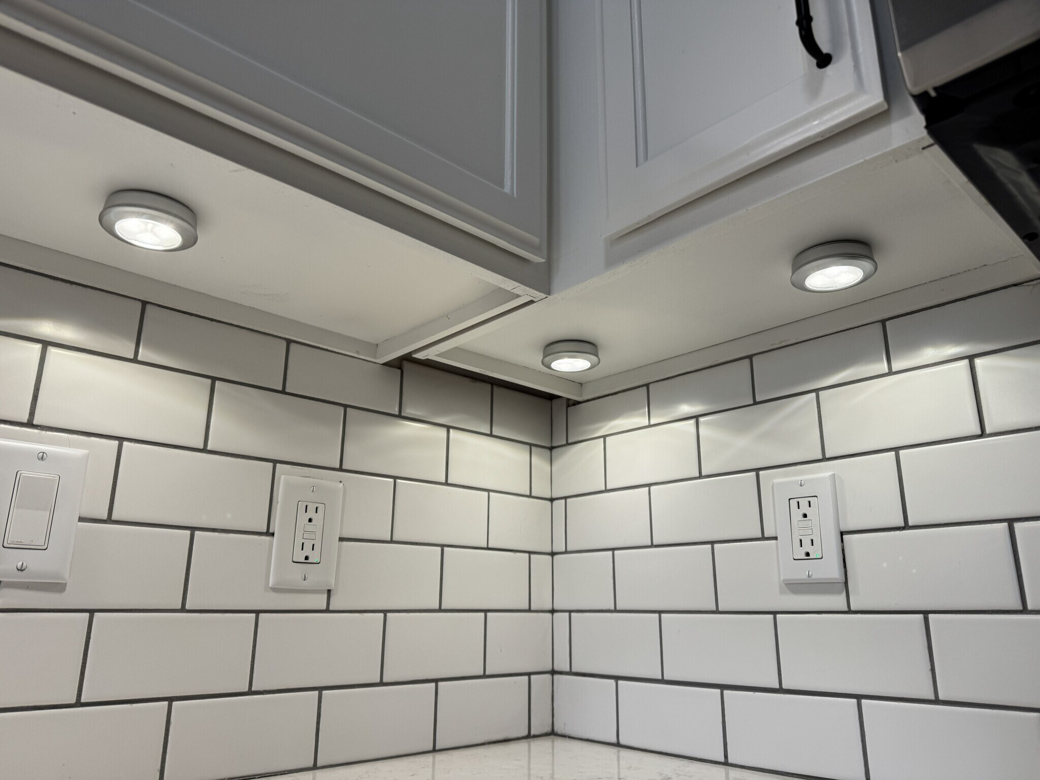 Under Cabinet Lighting - 1321 Lake Dr W