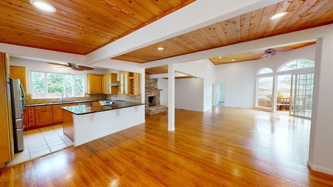 Primary Photo - Spacious 4 Bed 3 Bath Home Available for L...