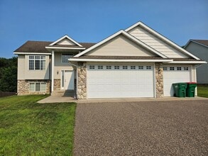 Building Photo - 5 bed 3 bath house for rent