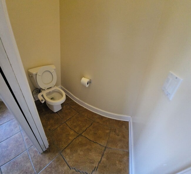 Building Photo - Super close to Poly- Approx. 1000 feet fro...