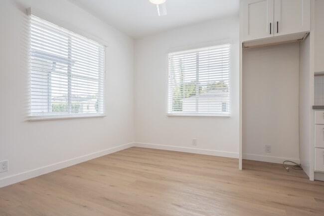 Building Photo - 3201 S Barrington Ave