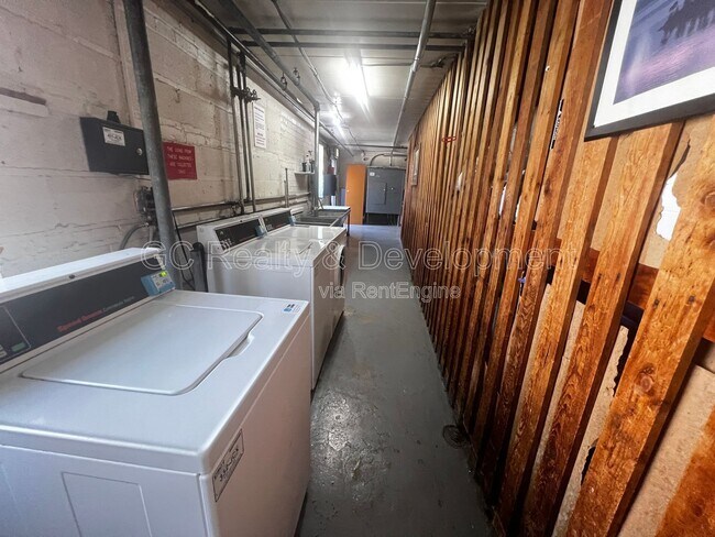 Building Photo - 6160 N Damen Ave