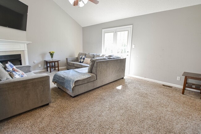 Building Photo - Pet Friendly Three Bedroom!
