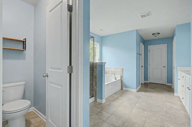 Building Photo - 5-Bedroom Home w/ Fenced-in BackYard in Knightdale