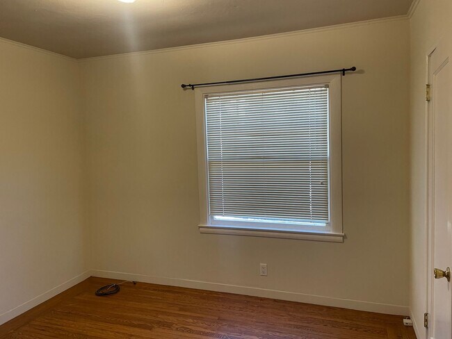 Building Photo - Two Bedroom 1 Bath in East Sacramento