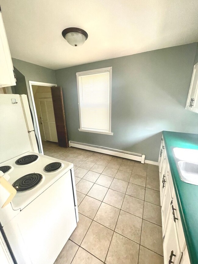 Building Photo - AVAILABLE NOW! - Gorgeous 3 Bedroom 1 Bath...