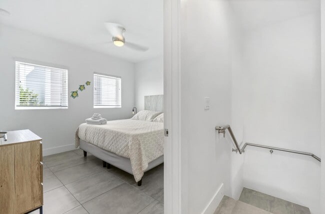 Building Photo - 1367 N Ocean Blvd