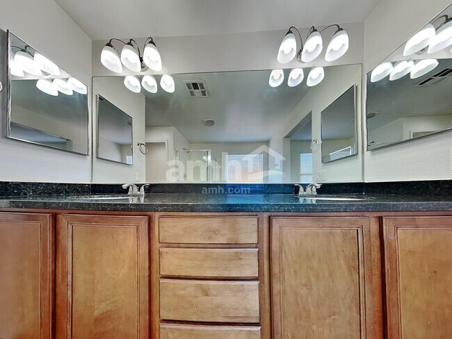 Building Photo - 3282 E Oakland St