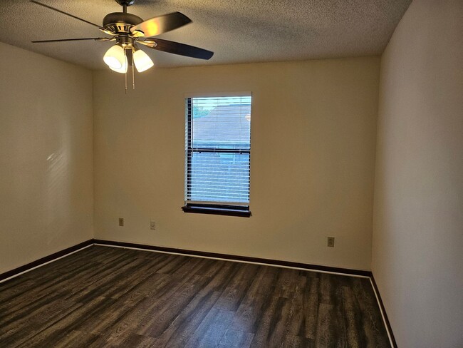 Building Photo - $1150 - 2/2 - Jefferson Square End Unit!