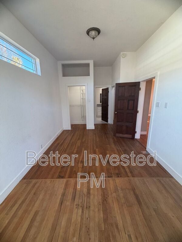 Building Photo - 559 N Oak St