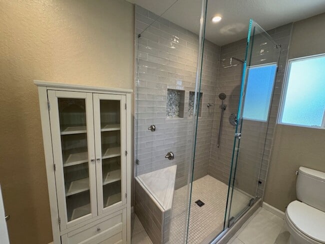 Building Photo - Gorgeous 2 story 5 bedroom home w/pool in ...