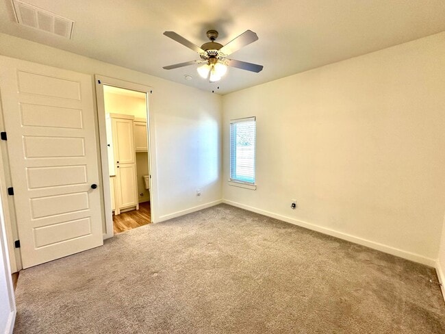 Building Photo - Beautiful 3-Bed 3-Bath Home Available!