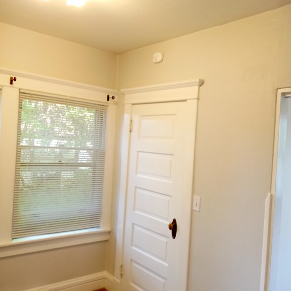 Building Photo - W. W 9th Ave