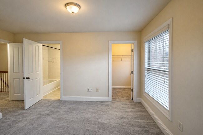 Building Photo - Gated Johns Creek End-Unit Townhome | 3BR / 3.5BA | Minutes to Avalon & GA-400