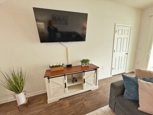 Building Photo - Furnished Townhome conveniently located!