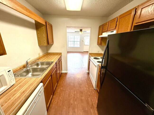 Building Photo - **MOVE IN SPECIAL!!** Spacious 2 Bedroom / 2 Bath Unit!