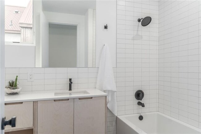 Building Photo - 915 Tillery St