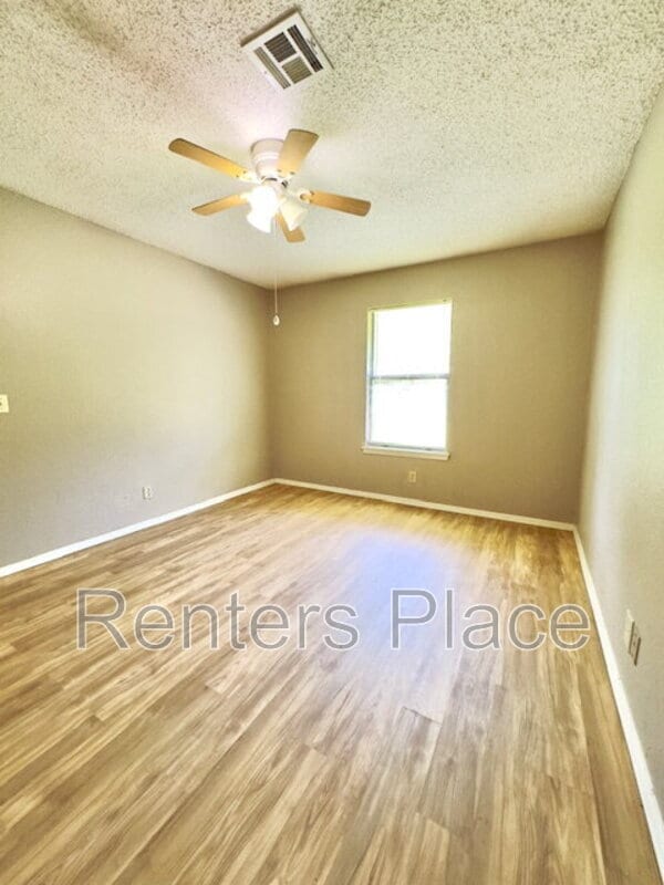 Building Photo - 4809 S Gum Ave
