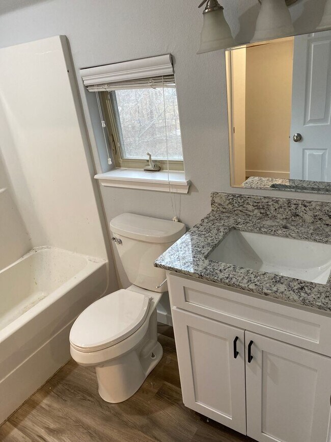 Building Photo - School Year Lease! 3 Bedrooms, 2.5 Bathrooms Townhouse near University of Arkansas - 1x Car Garag...