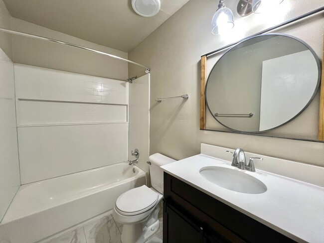 Building Photo - Charming Apartment in Gilroy
