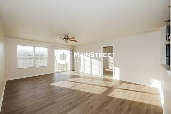Building Photo - 3 Bedroom Pet-Friendly Home in GREENFIELD,...