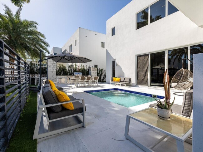 Building Photo - 7451 NW 103rd Ct