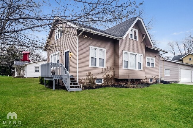 Building Photo - 96 N Center St