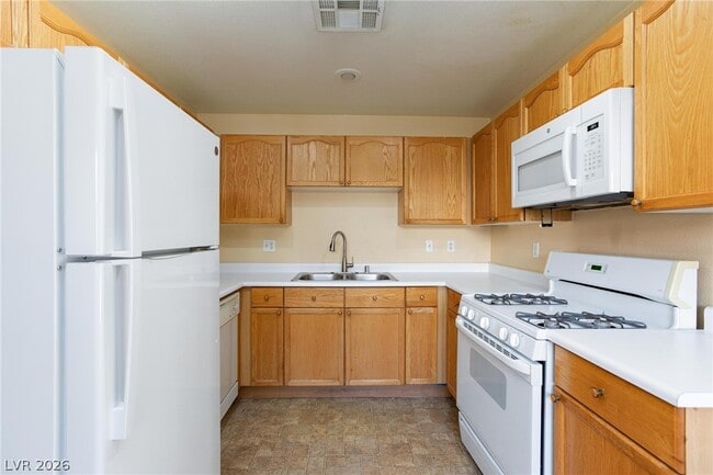 Building Photo - 10525 Pine Glen Ave