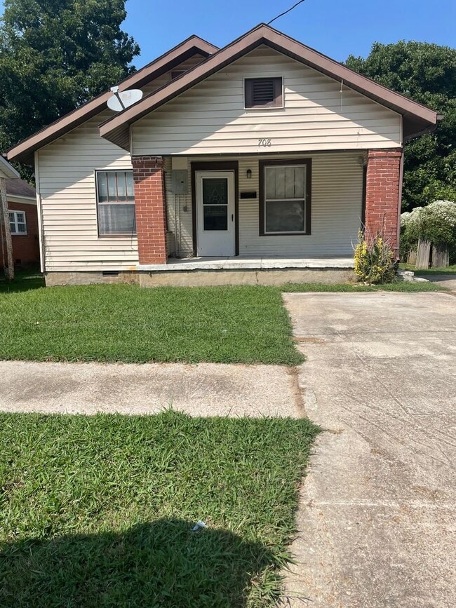 Building Photo - Make this house your home! 3 bedrooms/1 ba...