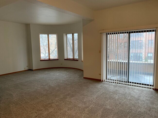 Building Photo - 928 W Leland Ave