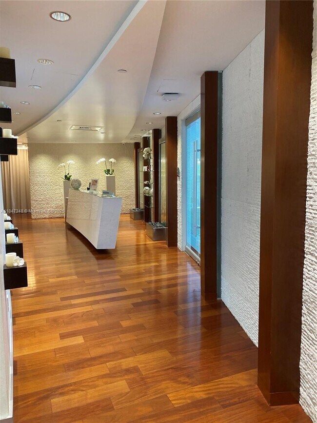Building Photo - 17121 Collins Ave