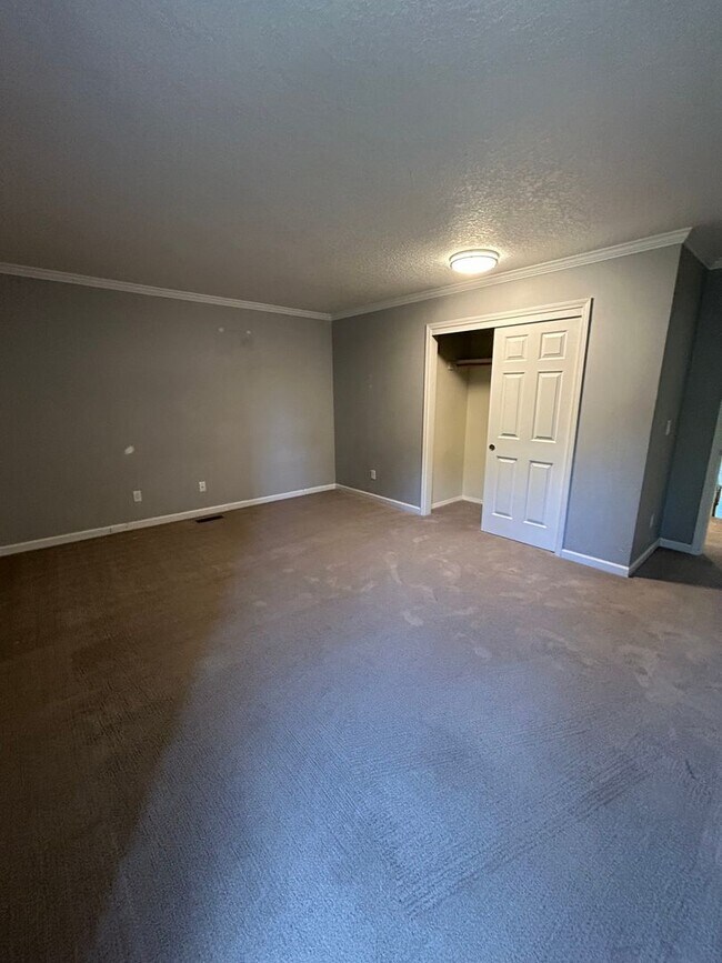 Building Photo - 8827 SW 90th Ave