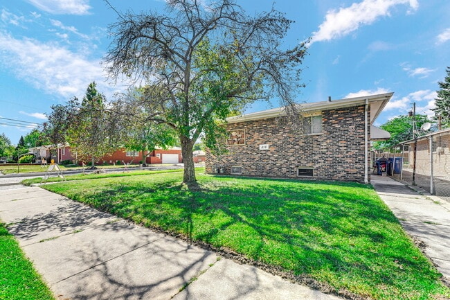 Building Photo - 816 Mackinaw Ave