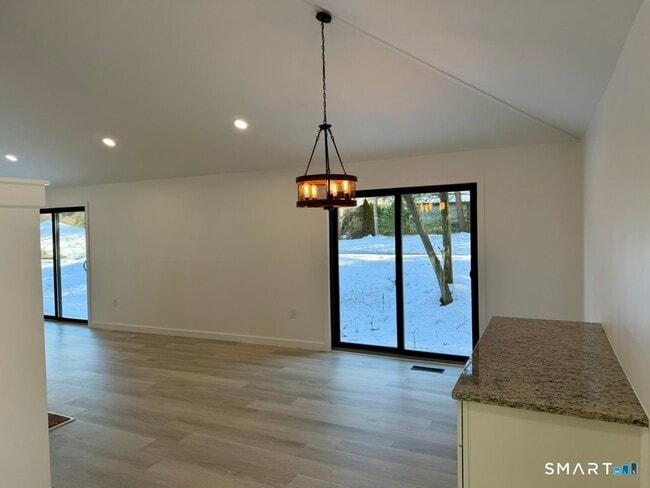 Building Photo - 15 Finch Run