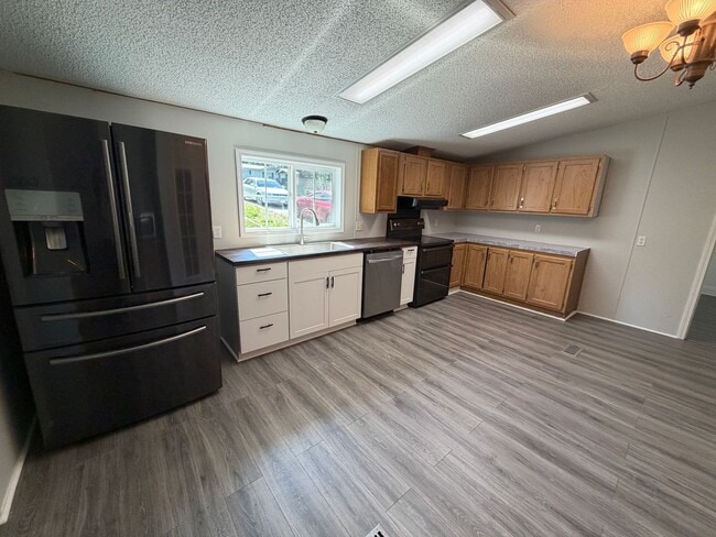 Building Photo - Spacious Ranch Home