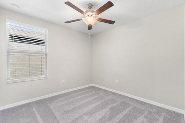 Building Photo - "Spacious 5-Bedroom Retreat in Apollo Beach - Modern Living with 2.5 Baths on White Chicory Dr!"