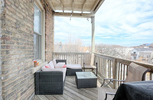 Building Photo - HUGE TOP FLOOR 3Bed/2Bath in Logan Square! In-Unit Laundry! Central Air! Large Private Deck!