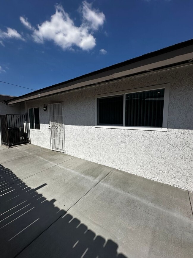 Building Photo - 301 N Tustin Ave